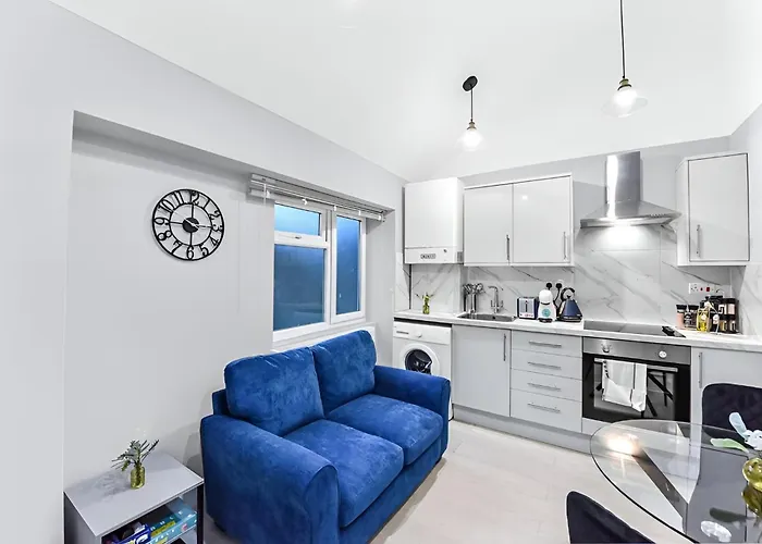 Convenient 1Br Flat With Kitchen, Perfect For Two!